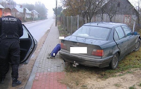 Kierowca nie dał rady ustać na nogach.