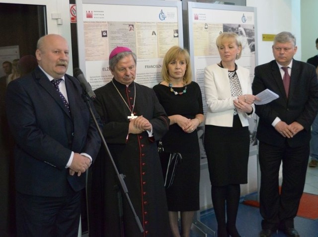 Wystawę "Pielęgniarki w habitach&#8221; otworzył w Resursie Obywatelskiej biskup Henryk Tomasik.
