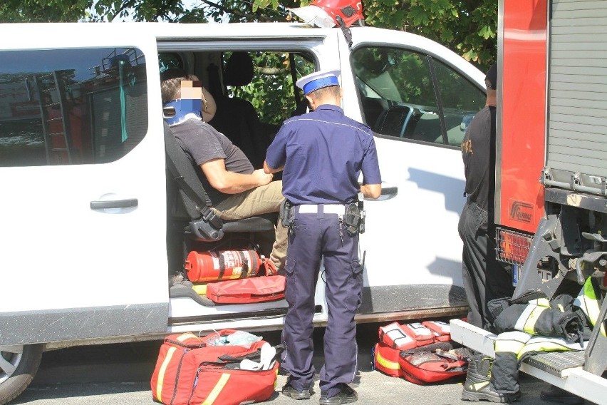 Wypadek na Swojczyckiej. Toyota wypadła z drogi i uderzyła w bariery i drzewo [ZDJĘCIA]