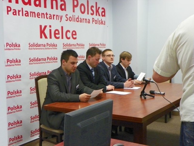 Przedstawiciele Ruchu Młodych Solidarnej Polski w Świętokrzyskiem podczas konferencji prasowej.