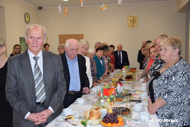 Seniorzy z gminy Mirzec podczas czwartkowego spotkania jubileuszowego i wigilijnego