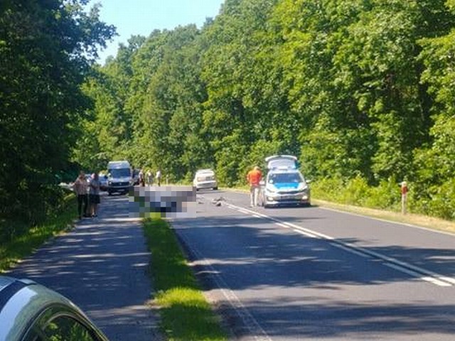 Do śmiertelnego wypadku doszło 16 czerwca w okolicy Białcza (powiat gorzowski, gmina Witnica). W galerii więcej informacji oraz zdjęcia z miejsca zdarzenia. Na drodze zginął 39-letni motocyklista. Mężczyzna jechał w stronę Gorzowa Wlkp. - Z pierwszych ustaleń policji wynika, że w pewnym momencie motocyklista zjechał na przeciwległy pas ruchu, gdzie zderzył się czołowo ze skodą - mówi Grzegorz Jaroszewicz, oficer prasowy Komendy Miejskiej Policji w Gorzowie Wlkp. Motocyklista zginął na miejscu. Kierowca skody został odwieziony do szpitala. Nie wiadomo, jak poważne są jego obrażenia. W tym miejscu doszło do wypadku:Wiadomo, że droga wojewódzka 132 między Białczem a Motylwem w miejscu zdarzenia jest zablokowana. Pracują tu policjanci pod nadzorem prokuratora. Policjanci działają na miejscu i wyjaśniają okoliczności zdarzenia oraz ustalają tożsamość motocyklisty. Więcej informacji podamy wkrótce. To kolejny wypadek na drodze wojewódzkiej nr 132 tego dnia. W godzinach przedpołudniowych w Jeninie zderzyły się samochody osobowe. Dwie osoby zostały ranne. Wideo: Tragiczny wypadek między Górzycą, a Żabicami. Nie życie trzech nastolatków