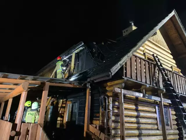 Pożar wybuchł w Mokrzyskach przy ulicy Wiślanej we wtorek 1.02.2022 wieczorem