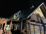 Mokrzyska. Pożar poddasza drewnianego domu w Mokrzyskach, na szczęście strażacy zdołali uratować budynek [ZDJĘCIA]