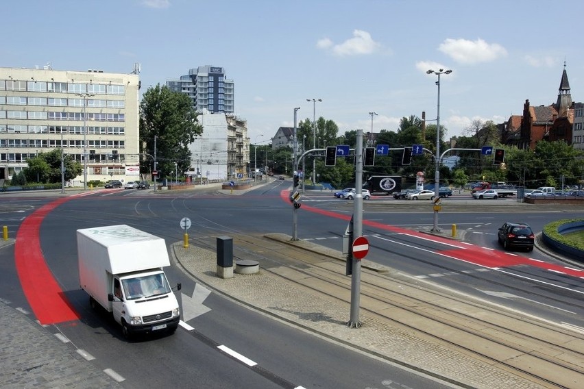 Wrocław: Pasy dla rowerzystów na pl. Jana Pawła II. Kierowcy mają węższą drogę (FOTO)