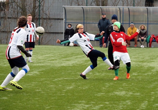 W meczu sparingowym kobiet lider III ligi GOKSiR Start Pruszcz przegrał z beniaminkiem II ligi KKP Chełmża 0:2 (0:1). Bramki strzeliły Paulina Jurkiewicz i Malwina Czyjak. Sparing rozegrano w Świeciu.