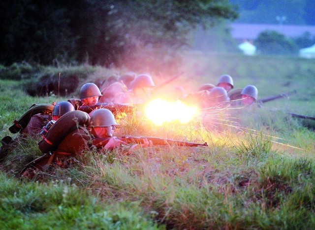 Obrona Nowogrodu. Już od kilku lat pasjonaci militariów rekonstruują wrześniowe potyczki. Ich widowiska przyciągają tłumy widzów.