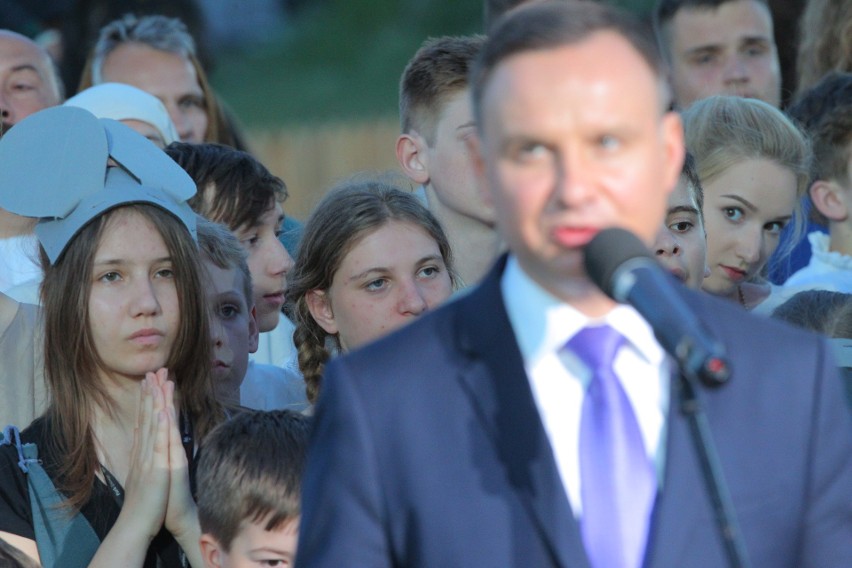 Orzeł i Krzyż: Prezydent Duda na widowisku w Murowanej...