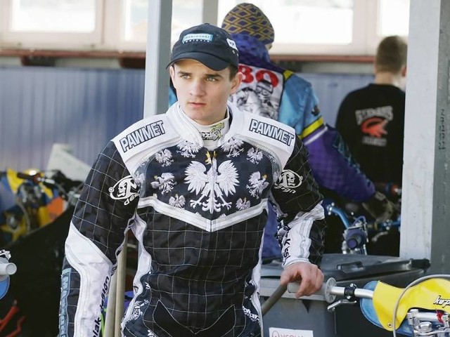 Bartosz Zmarzlik ma 17 lat. Wychowanek Stali Gorzów, przez kilka lat jeździł na minitorze jako zawodnik GUKS Speedway Wawrów. Od dwóch sezonów reprezentuje też szwedzką Gnistornę Malmoe. Medalista mistrzostw Polski i świata.