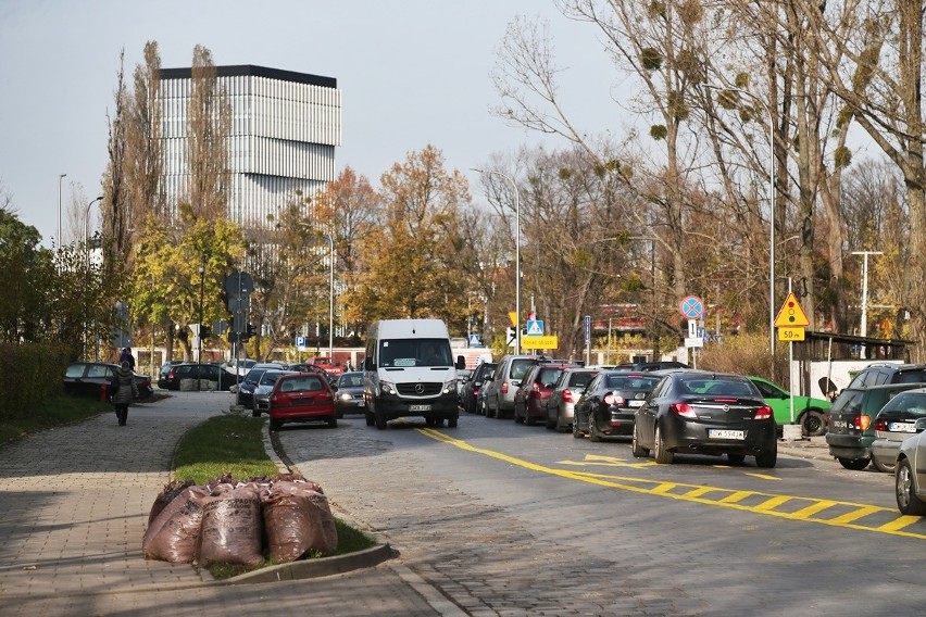 Hubska zamknięta na rok. Rozpoczyna się budowa torowiska [OBJAZDY, ZDJĘCIA]