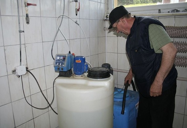 Od poniedziałku intensywnie chlorujemy wodę. Sądzimy, ze w ten sposób uda się nam zwalczyć bakterię typu Coli- informuje Wiesław Siuśta, kierownik Zakładu Gospodarki Komunalnej w Jeżowem.