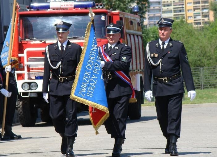Strażacy w Oświęcimiu z poślizgiem obchodzili swoje święto. Były odznaczenia, awanse i nowy sztandar dla ochotników [ZDJĘCIA]