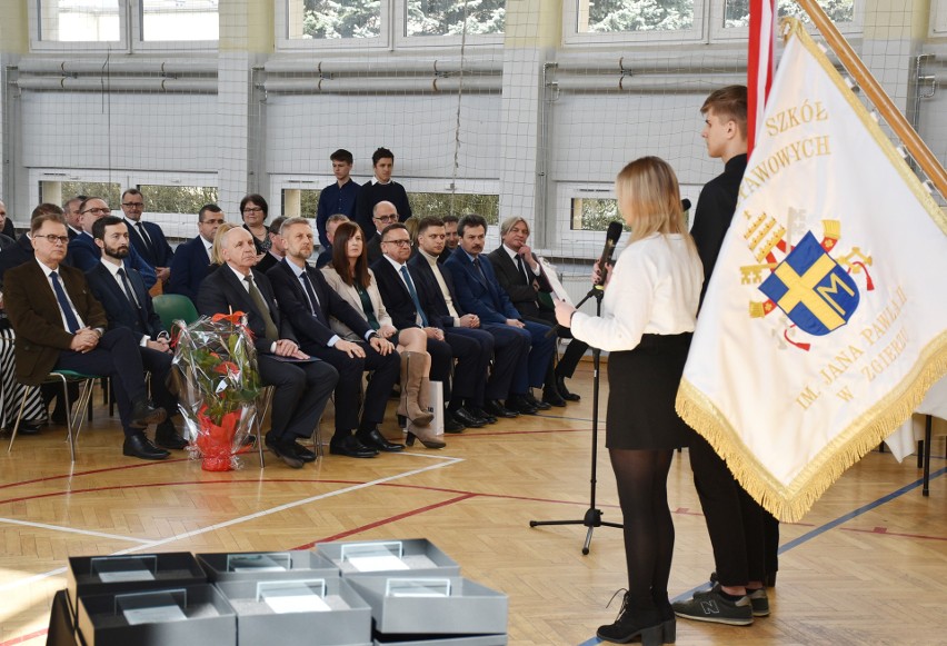 Dzień patrona w Zgierskim Zespole Szkół ponadpodstawowych im. Jana Pawła II. Nowy sztandar i kremówki