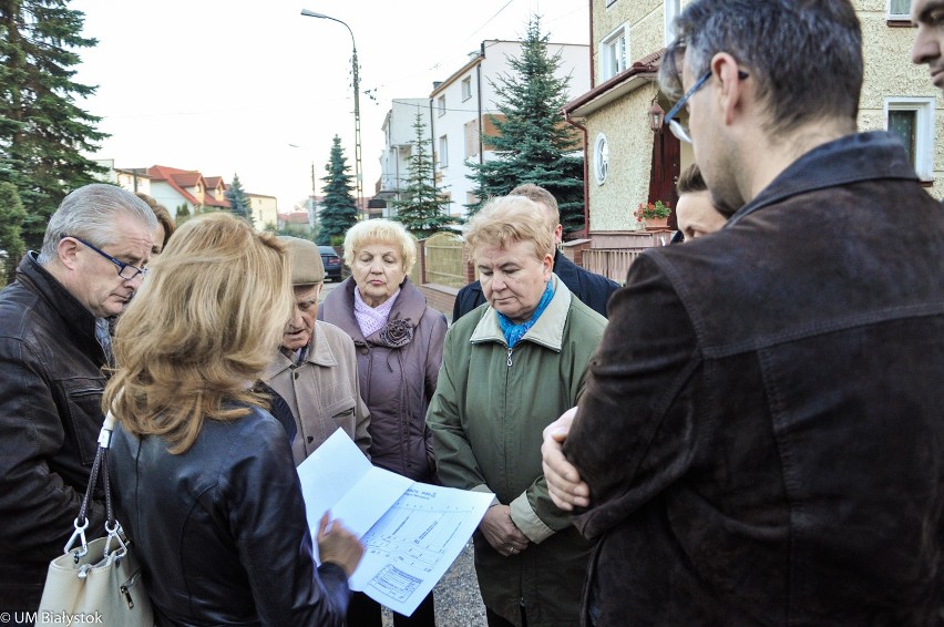 Tadeusz Truskolaski na spacerze z mieszkańcami Wygody