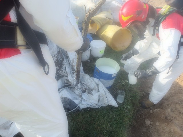 Na prywatnej posesji w powiecie lipnowskim ujawniono nielegalnie składowane odpady chemiczne.