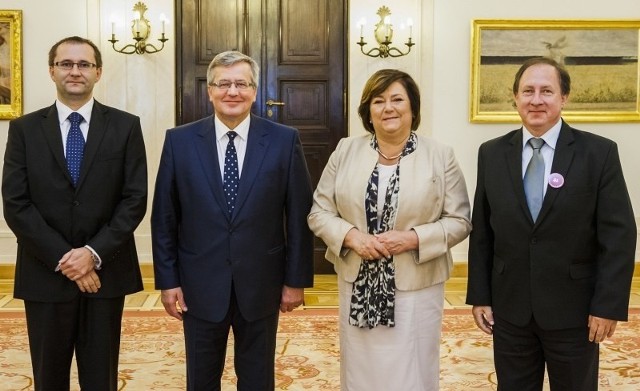 Na zdjęciu od lewej: Mirosław Birecki (sekretarz gminy Kluczbork), prezydent Bronisław Komorowski, jego żona Anna Komorowska, Mieczysław Orgacki (burmistrz Zawadzkiego).
