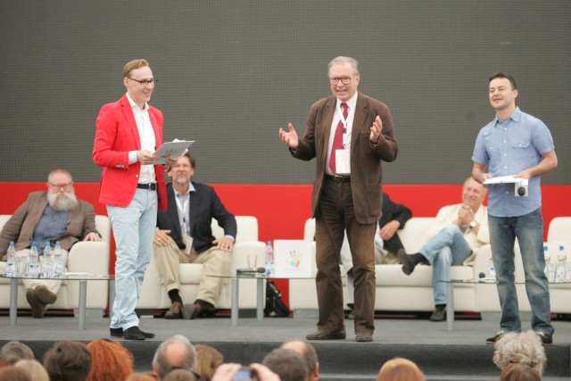 Na scenie Krzystof Zanussi. W tle na kanapach od lewej: Jerzy Bralczyk, Jacek Santorski, Jerzy Stuhr.