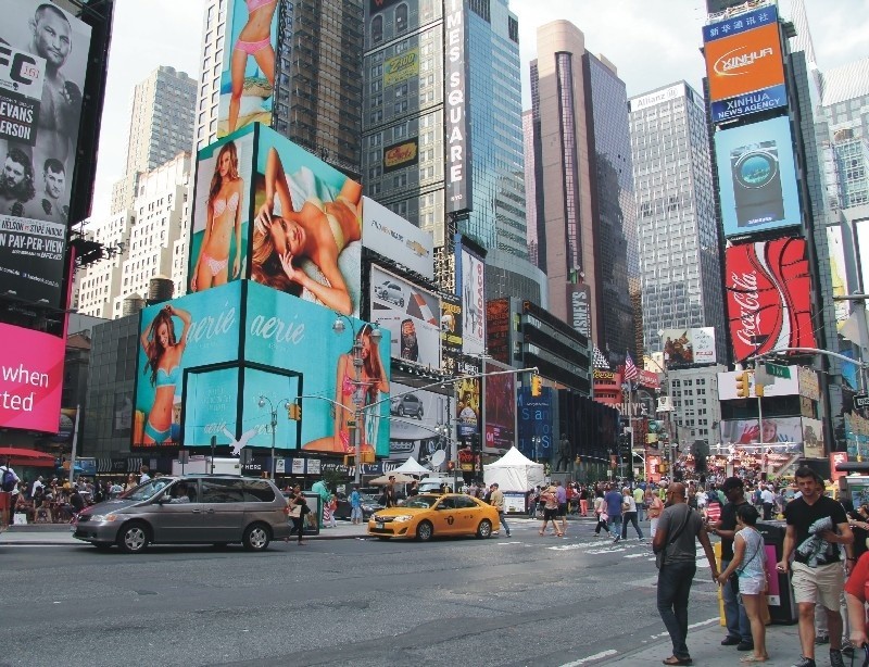 Na Times Square producenci reklam prezentowanych na...