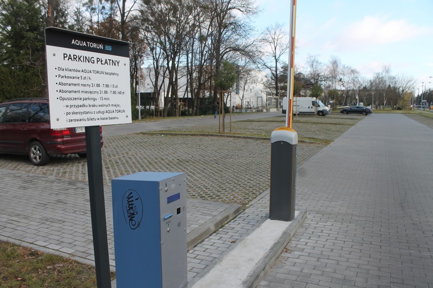 Na parkingu przed basenem przy Bażyńskich jest 80 miejsc....