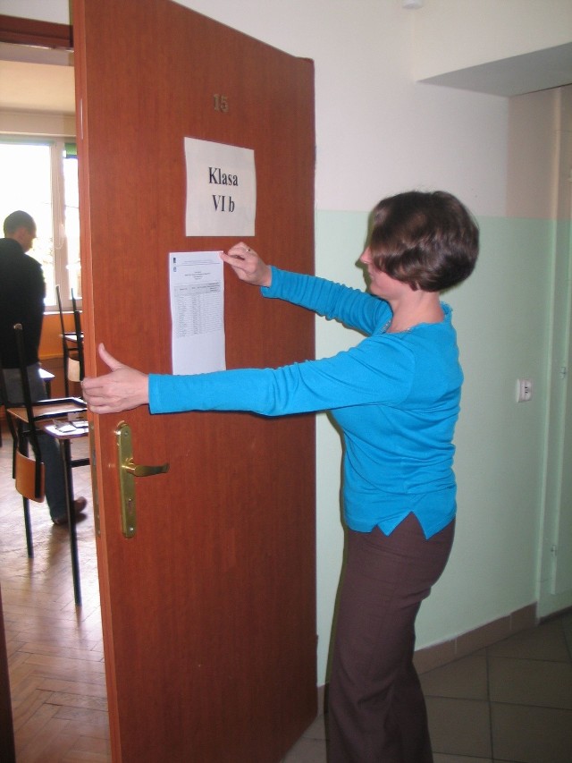 W Gimnazjum imienia Małego Księcia w Tarnobrzegu do egzaminu gimnazjalnego przystąpi 21 uczniów. Klasę, w której uczniowie będą pisali testy, przygotowano już wczoraj, po południu.