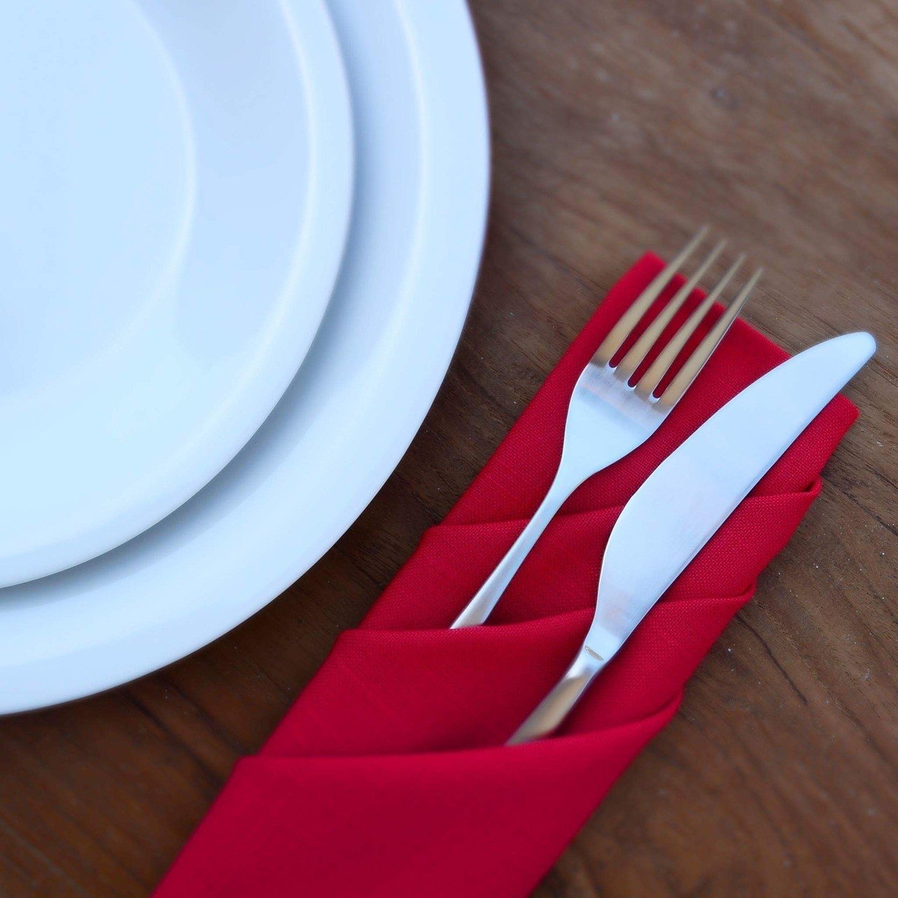 Składanie serwetek – by stół był elegancki (WIDEO) | RegioDom