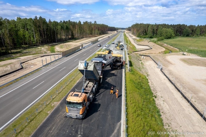 Warstwa nawierzchni ścieralnej układana jest na jezdni w...