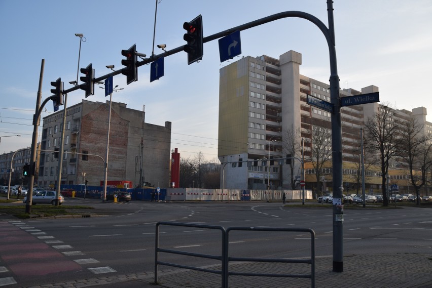 Co dalej z budową najwyższego biurowca we Wrocławiu? (ZDJĘCIA, WIZUALIZACJE)