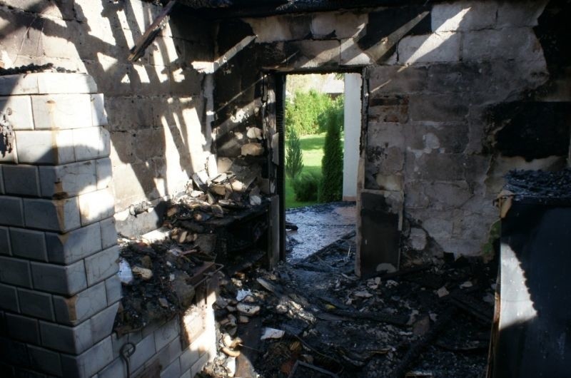 Dom stanął w płomieniach. Mężczyzna zmarł przed własnymi drzwiami (zdjęcia)