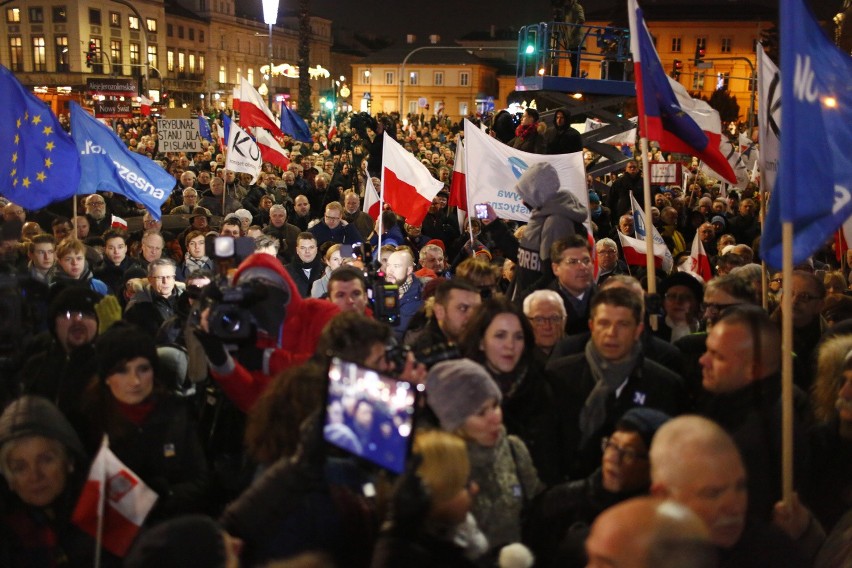 Strajk obywatelski w Warszawie, czyli marsz KOD 13 grudnia. Była też manifestacja PiS [ZDJĘCIA]