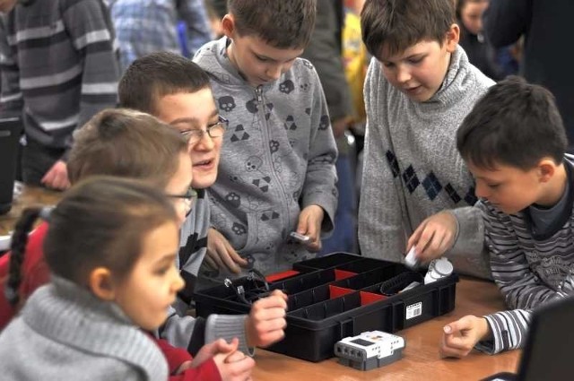Młodzież w trakcie Warsztatu Robotów w tarnobrzeskim Gimnazjum numer 2 tworzyła swoje konstrukcje z klocków Lego Mindstorms.