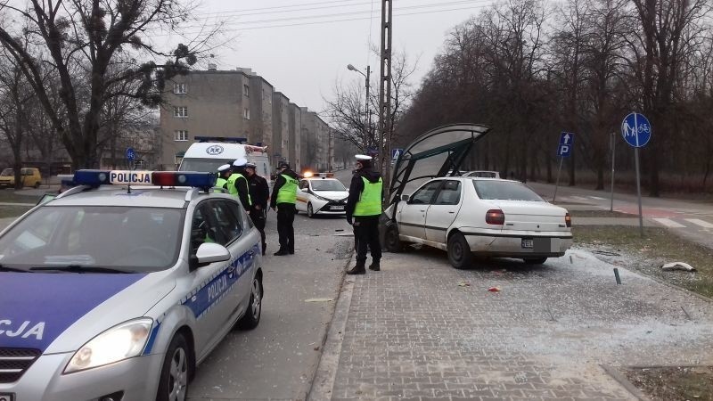 Na ul. Srebrzyńskiej pijany fiatem wjechał w przystanek, przesunął go o kilka metrów i zatrzymał się na słupie! [FILM, zdjęcia]