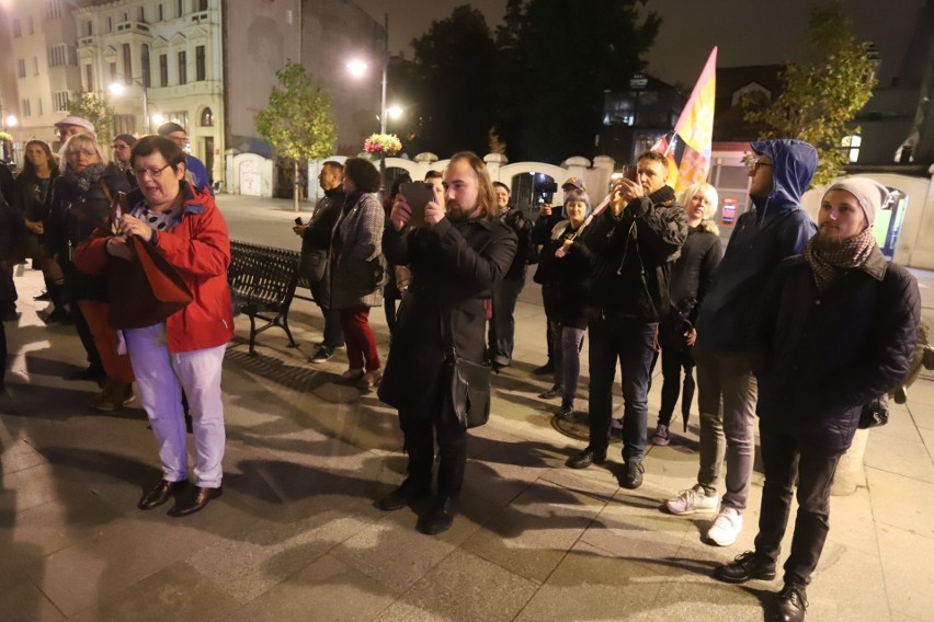 Protest przed siedzibą PiS w Łodzi. Uczestnicy manifestacji...