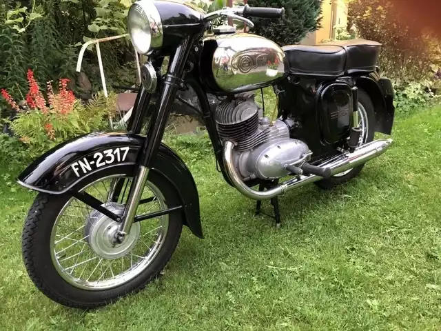 Marka: JawaRok produkcji: 1961 rokPojemność silnika: 175 cm3Stan techniczny: nieuszkodzonyKraj pochodzenia: CzechyJAWA CZ 175 typ 450