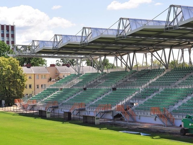 Zadaszona trybuna stadionu Siarki Tarnobrzeg z 2676 miejscami kosztowała 11 milionów 350 tysięcy złotych.