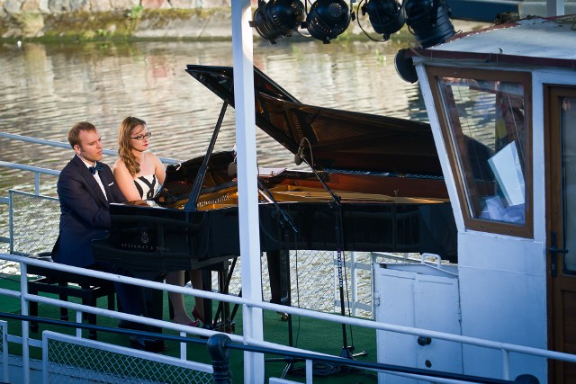 Na inaugurację w sobotę o godz. 17 w sali koncertowej Zespołu Szkół Muzycznych w Toruniu wystąpią  pianiści Aleksandra Soboń-Wakarecy i Paweł Wakarecy