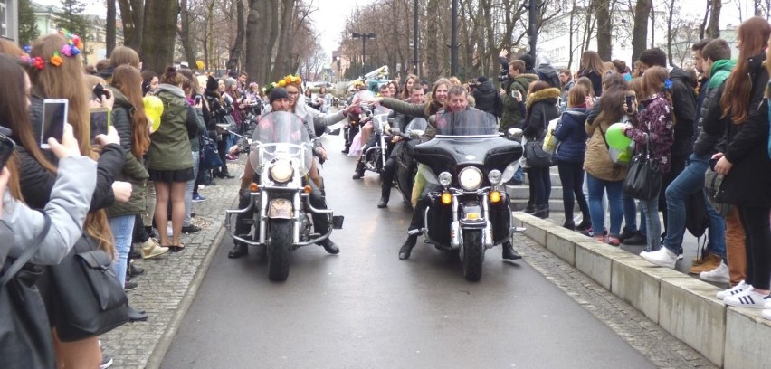 Z ryczącymi harleyami na czele kolumny - ruszyło w Busku...