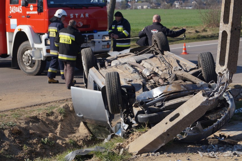 Wypadek w Żabinie gm. Goworowo. Auto dachowało