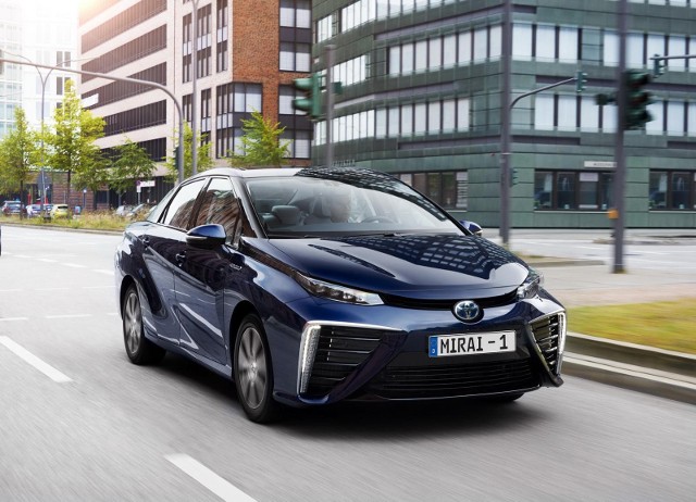 Toyota Mirai wykorzystuje do napędu wodór, którego utlenianie w ogniwach paliwowych daje energię elektryczną i wodę. Auto w europejskiej specyfikacji do 100 km/h przyspiesza w 9,6 s, a maksymalnie może rozpędzić się do 178 km/h / Fot. Toyota