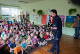 Policyjny Sznupek odwiedził przedszkolaków w Pszowie. Radził jak zachowywać się w zagrożeniu [FOTO]