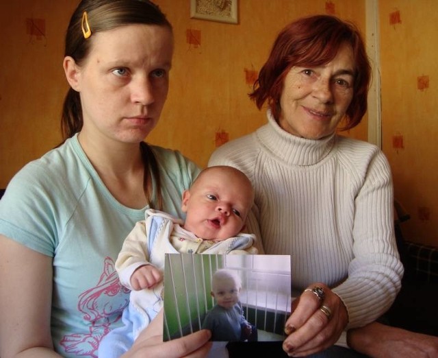 Mama Wiesława, babcia Irena i młodszy braciszek Filipek czekają na powrót Marcinka do domu. I boją się, co wtedy będzie.