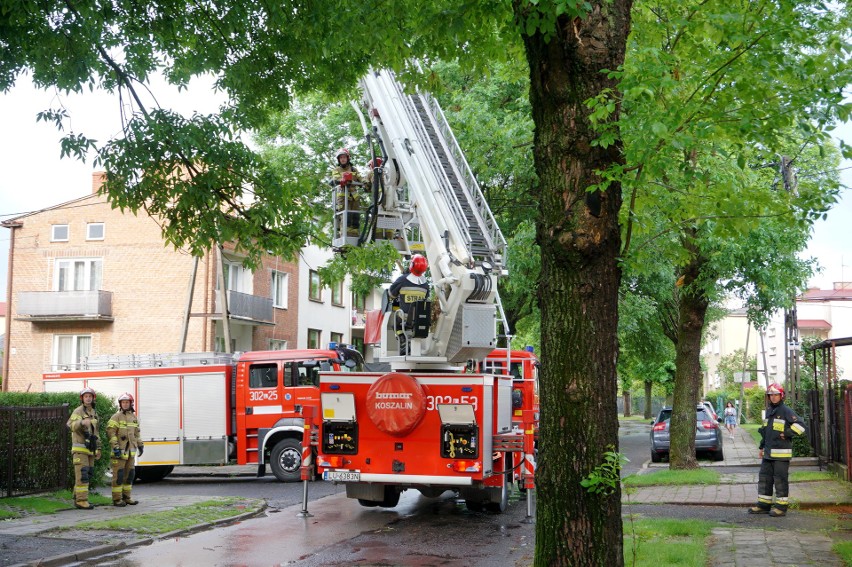 Interwencja strażaków na ul. Wyspiańskiego w Lublinie po uderzeniu pioruna. Zobacz zdjęcia