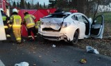 Śmiertelny wypadek w Łódzkiem! W zderzeniu dwóch aut zginął jeden z kierowców. Dwie osoby ranne. Krajówka zablokowana! ZDJĘCIA