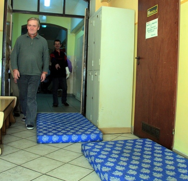 Bezdomnych w lęborskiej noclegowni jest tak dużo, że muszą spać na materacach. 