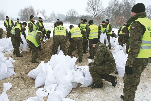Żołnierze z Międzyrzecza pomagają walczyć z powodzią w Deszcznie i Bogdańcu. Zatykają dziury wygrzebane w wałach przez bobry.