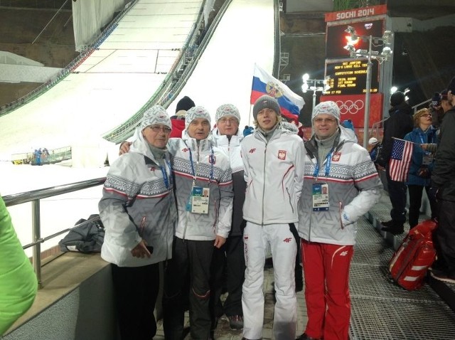 Biskup Marian Florczyk (drugi z lewej) kibicuje też polskim sportowcom. Na żywo miał okazje śledzić występ naszych skoczków narciarskich w konkursie drużynowym.