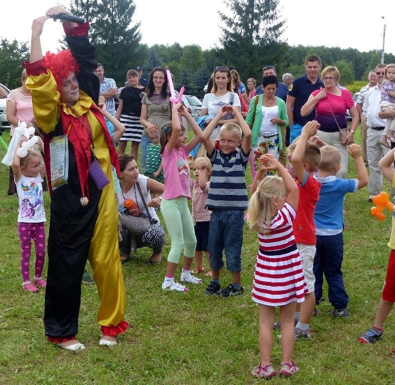 Najmłodszych uczestników imprezy zabawiali clowni.