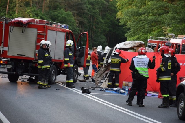 Wypadek na DK11. Czołowe zderzenie TIRa i busa. Nie żyje kierowca