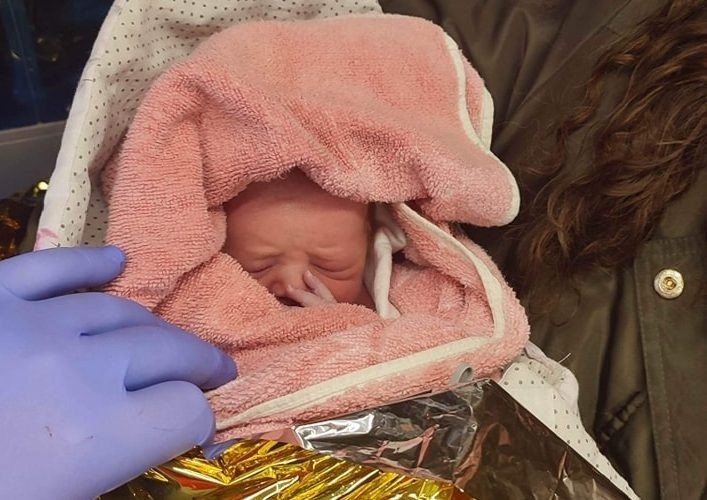 Ratownicy medyczni z Rzeszowa odebrali poród w domu w Głogowie Młp. Na świat śpieszyła się Sonia