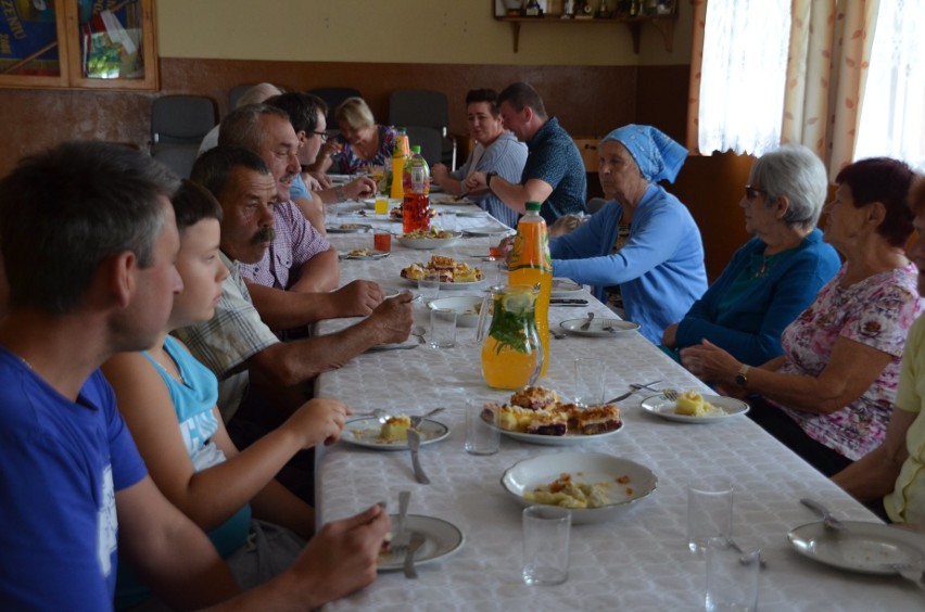 Panei z Korzenia wspólnie lepiły pierogi.