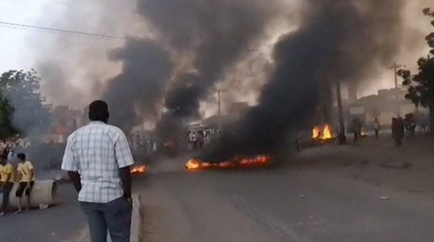 Sudan: Wojskowy zamach stanu [ZDJĘCIA] Armia przejęła władzę, zatrzymano rząd. Padły strzały do demonstrantów, są zabici i ranni